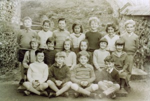 Photograph of school class: Back Row: 2 Americans, Keith Reed, Jane Gibbs, Andrew Deuchar, Janet Turpie, Clive Fisher; Middle Row: Denise Keen, Linda Gibbs, unknown, Rosemary Hartley, Susan Stacey, unknown; Front Row: Jimmy Kimber, Mark Harding, Steven Robertson, Nigel Ludlow.