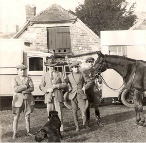 Jockeys Billy Parvin, Bay Powell, Eric Brown & Dick Holland and a horse at Hightown Stables, Aldbourne