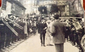 Wedding photograpf og Albert and Mabel Stacey in front of the church, honour guard of instruments